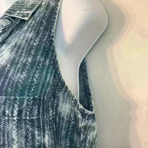 Cloth & Stone Sleeveless Chambray
Button Down Size Small Like New - Picture 11 of 13